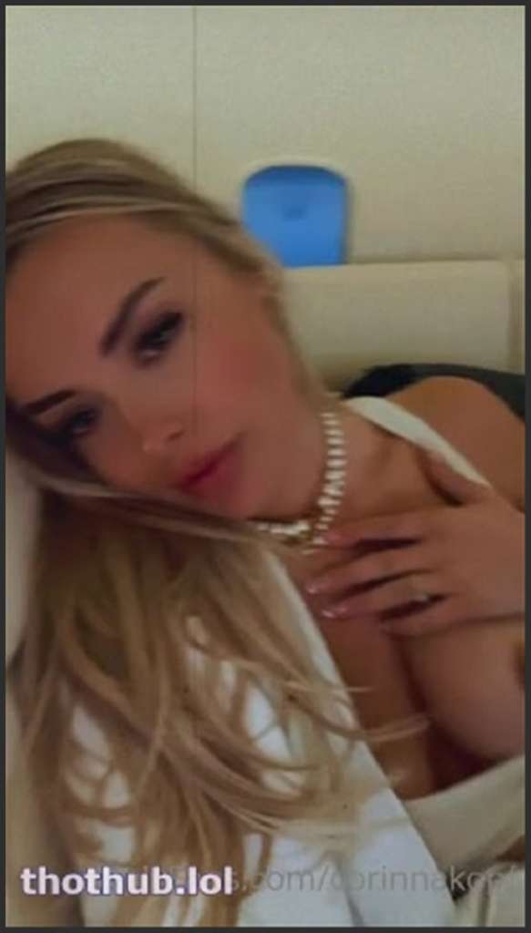 Corinna Kopf Onlyfans Leaked bläst und wichst seinen Schwanz mit den Füßen