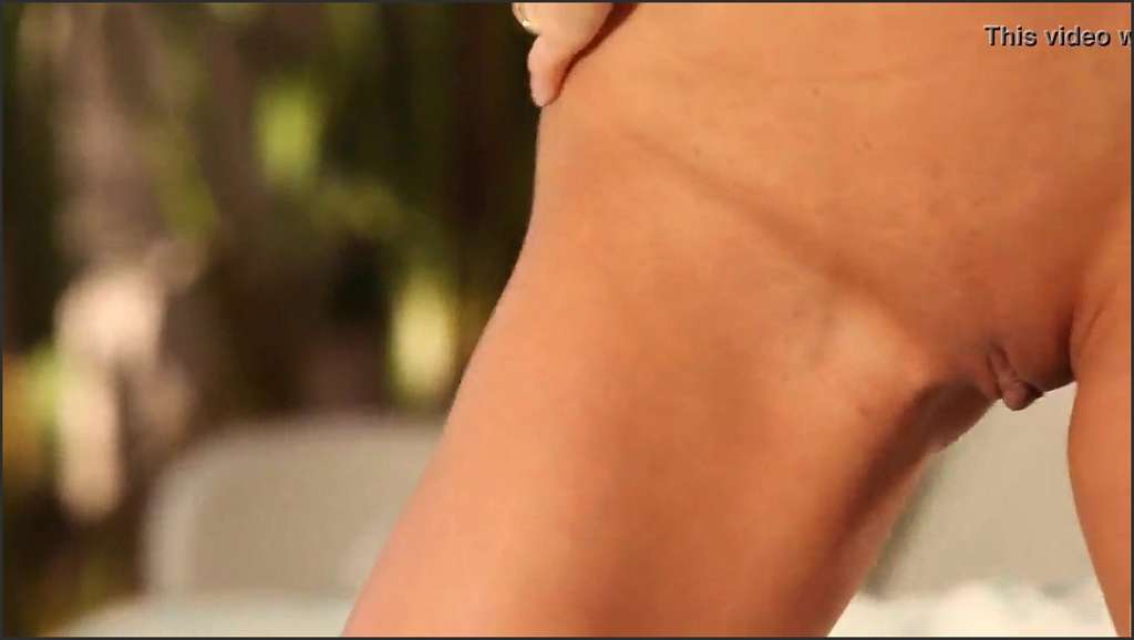 Nackt gif Sexvideo das süße Schulmädchen während sie einen Lutscher lutscht